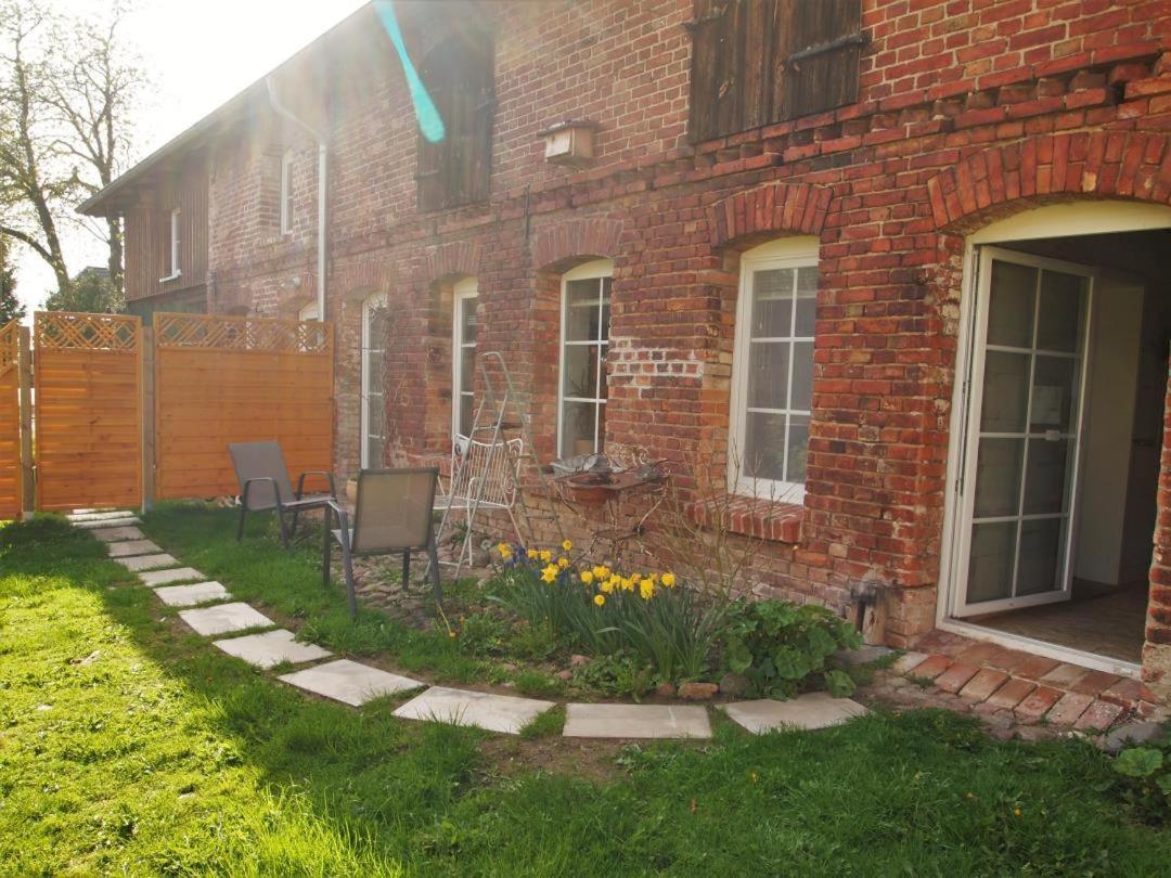 Neu Fewo Im Bauernhaus Mit Idyllischem Innenhof Und Naturgarten Mesekenhagen Dış mekan fotoğraf